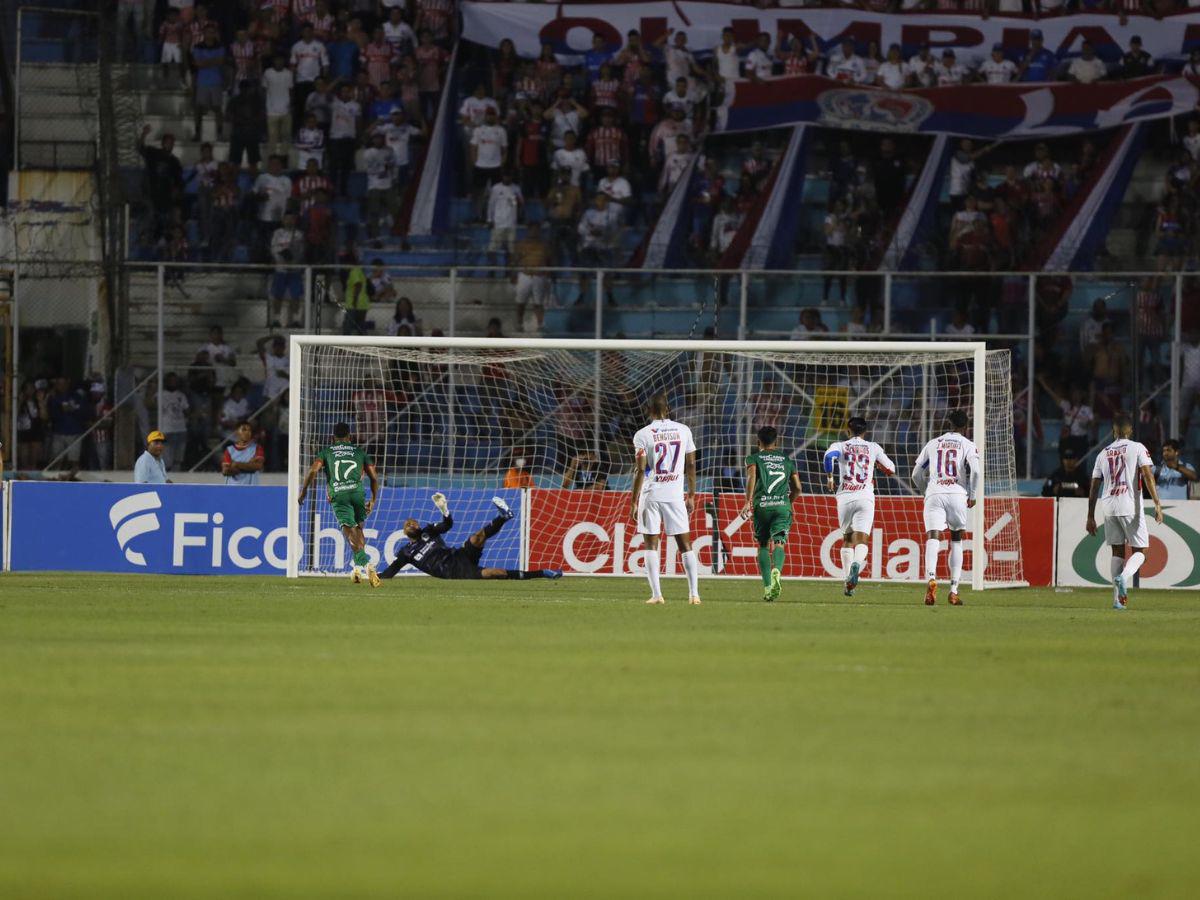 Con mucha frialdad, Alexy Vega venció desde el punto penal a Menjívar.