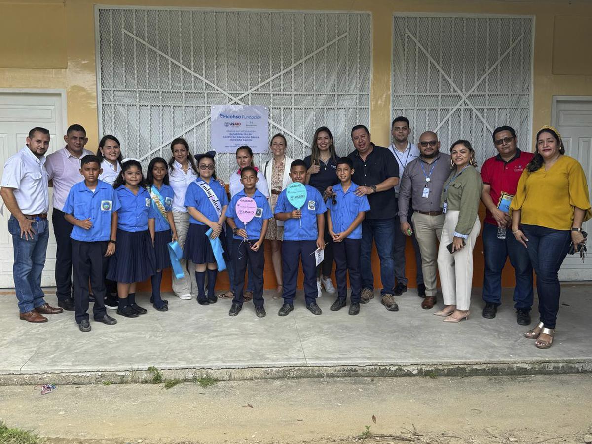 <i>Alumnos, docentes y representantes de las instituciones que hicieron posible la renovación del Centro Educativo Básico Heriberto Castillo en Campana, Cortés.</i>