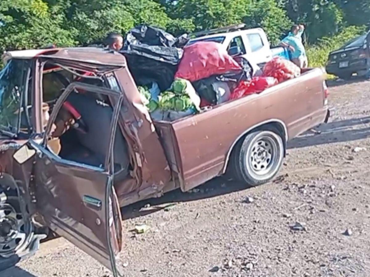 El vehículo tipo paila que transportaba verduras; el conductor salió herido.