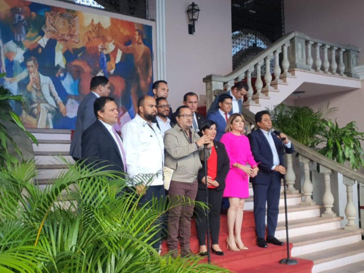 Los diputados de Libre impartieron una conferencia de prensa desde Casa Presidencial tras hablar con Manuel Zelaya, coordinador del partido y asesor presidencial de Xiomara Castro.