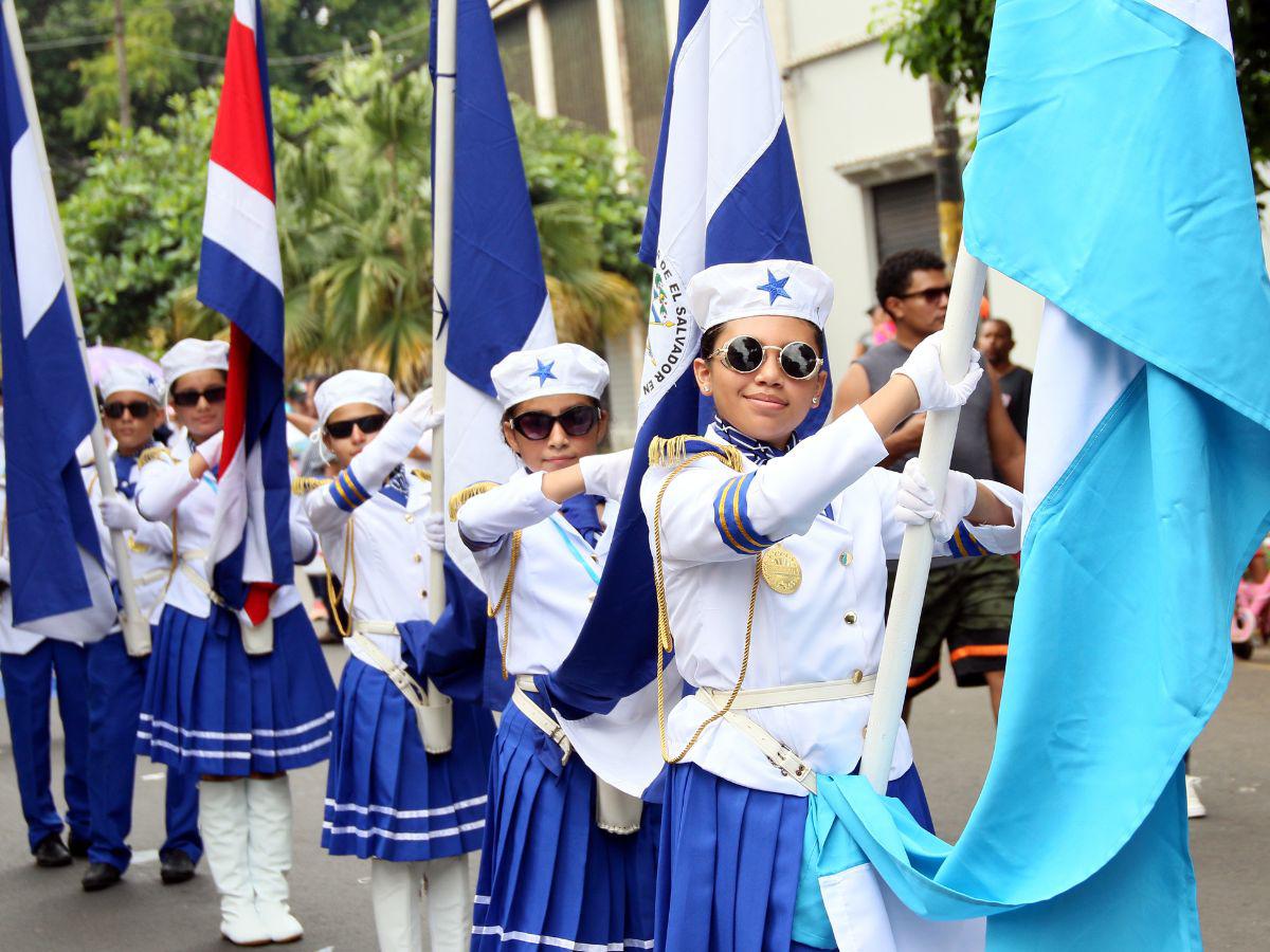 El Distrito Central se llenó de civismo con desfile de 400 escuelas