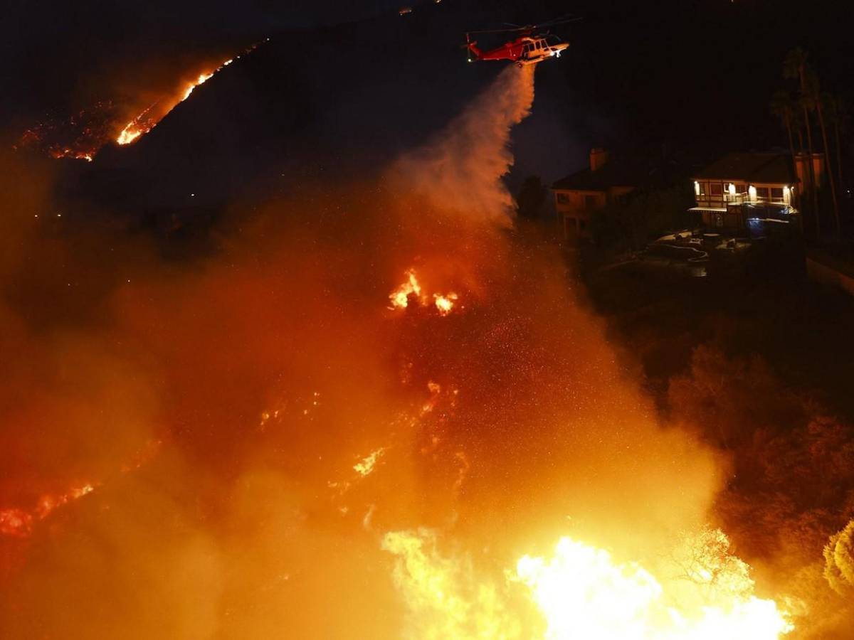 Incendio en Los Ángeles avanza sin control y amenaza a miles a su paso