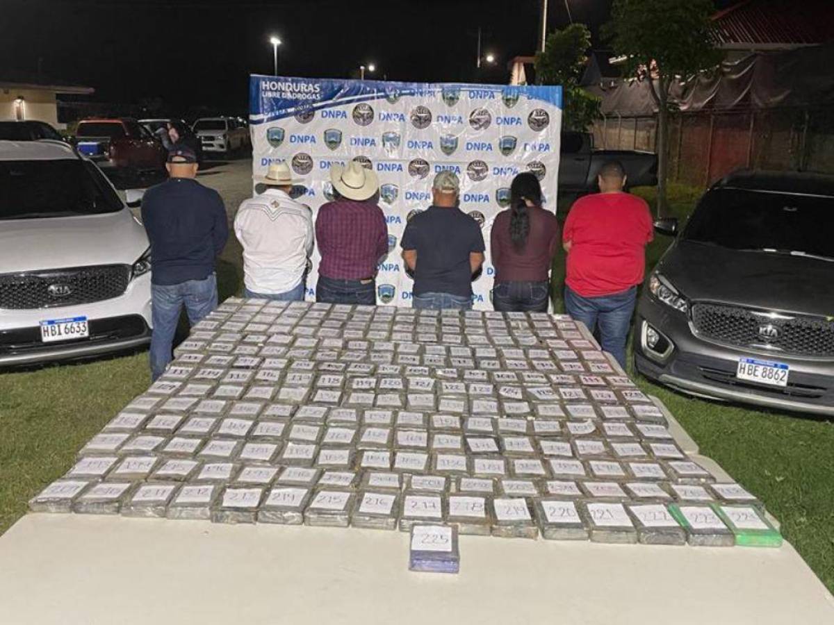 Detienen a dos guatemaltecos y cuatro hondureños con 225 paquetes de supuesta droga en la zona norte