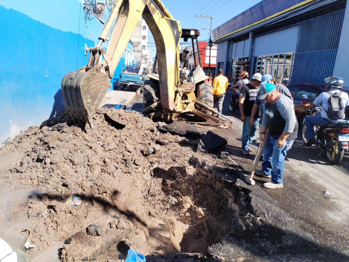 A inicios del 2024 la UMAPS ejecutó trabajos en el alcantarillado de la primera avenida frente al SANAA, las tuberías fueron atendidas pero la calle de asfalto aún espera por su reparación.