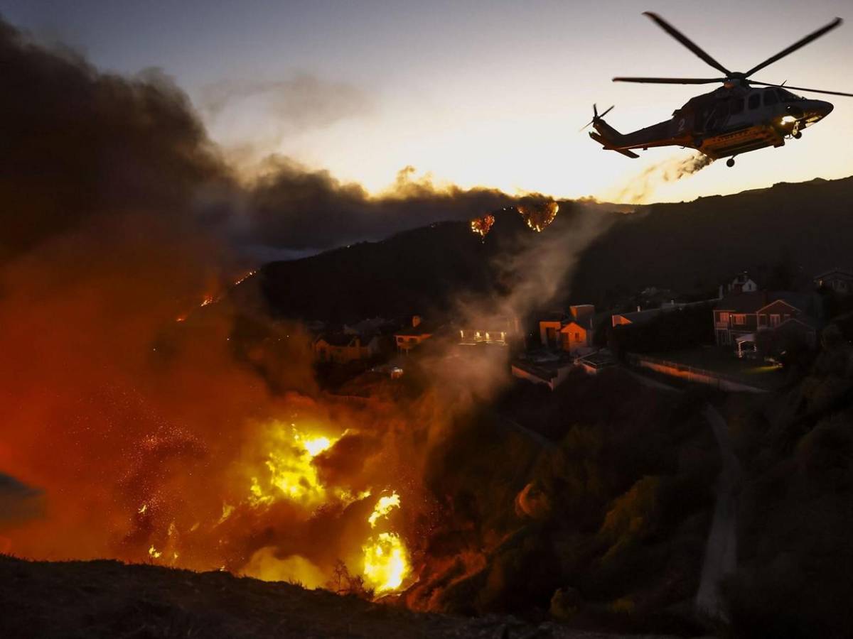 Incendio en Los Ángeles avanza sin control y amenaza a miles a su paso