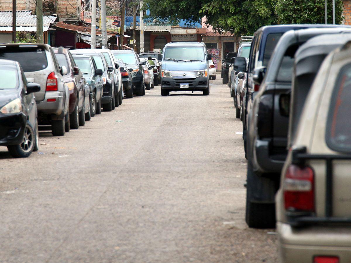 No hay quien frene el caos vial en los barrios y colonias de la capital