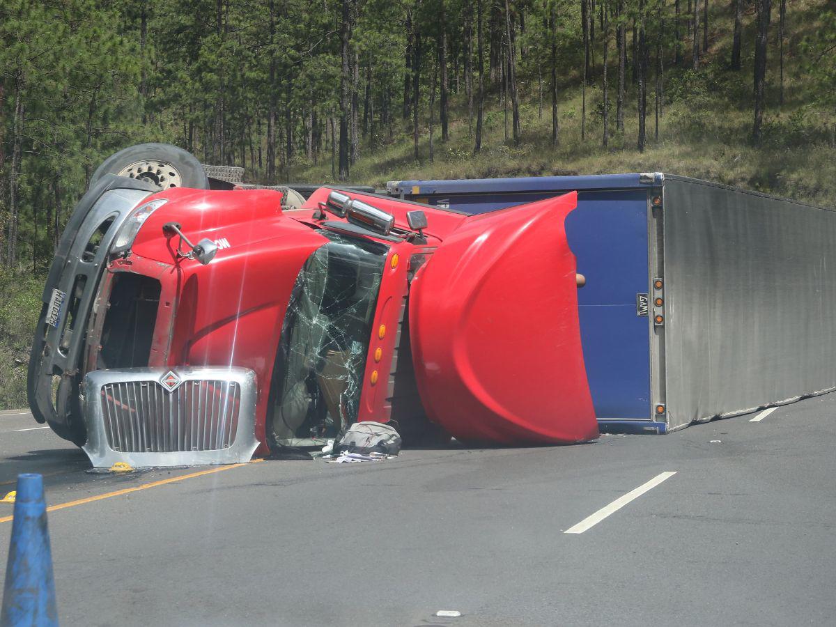 Rastra vuelca en carretera CA-5 a la altura del peaje de Zambrano