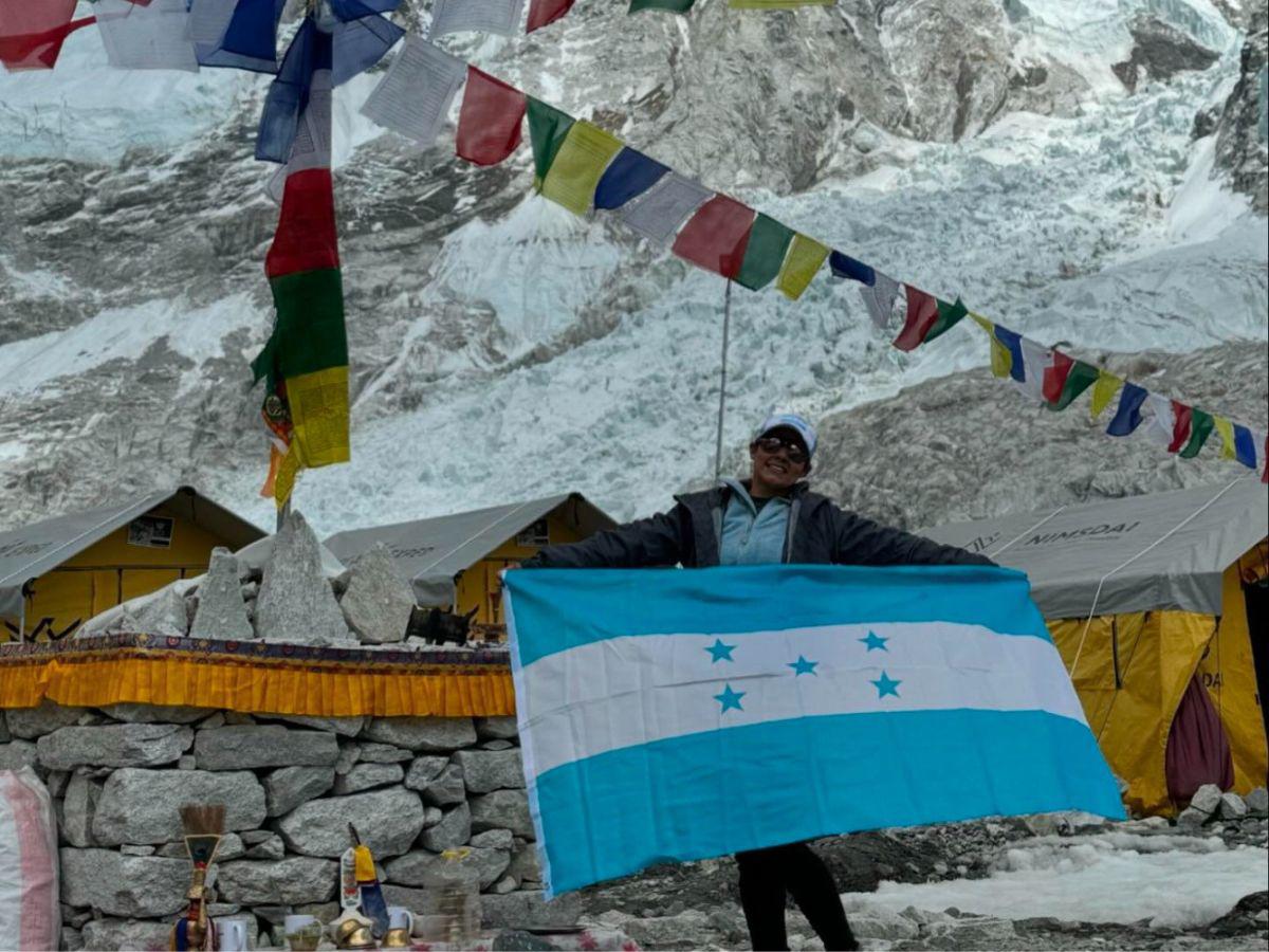 Dora Raudales estuvo bien acompañada por la bandera más hermosa del mundo durante su recorrido por el Monte Everest.