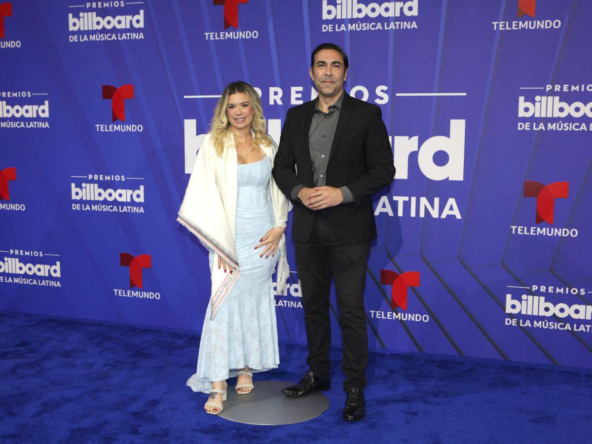 Alfombra azul Latin Billboard 2024: Negro, elegancia y atrevimiento