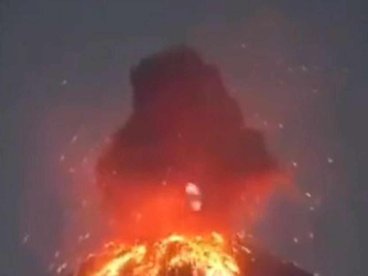 Captan la fuerte erupción del volcán Popocatépetl de México; elevan alerta