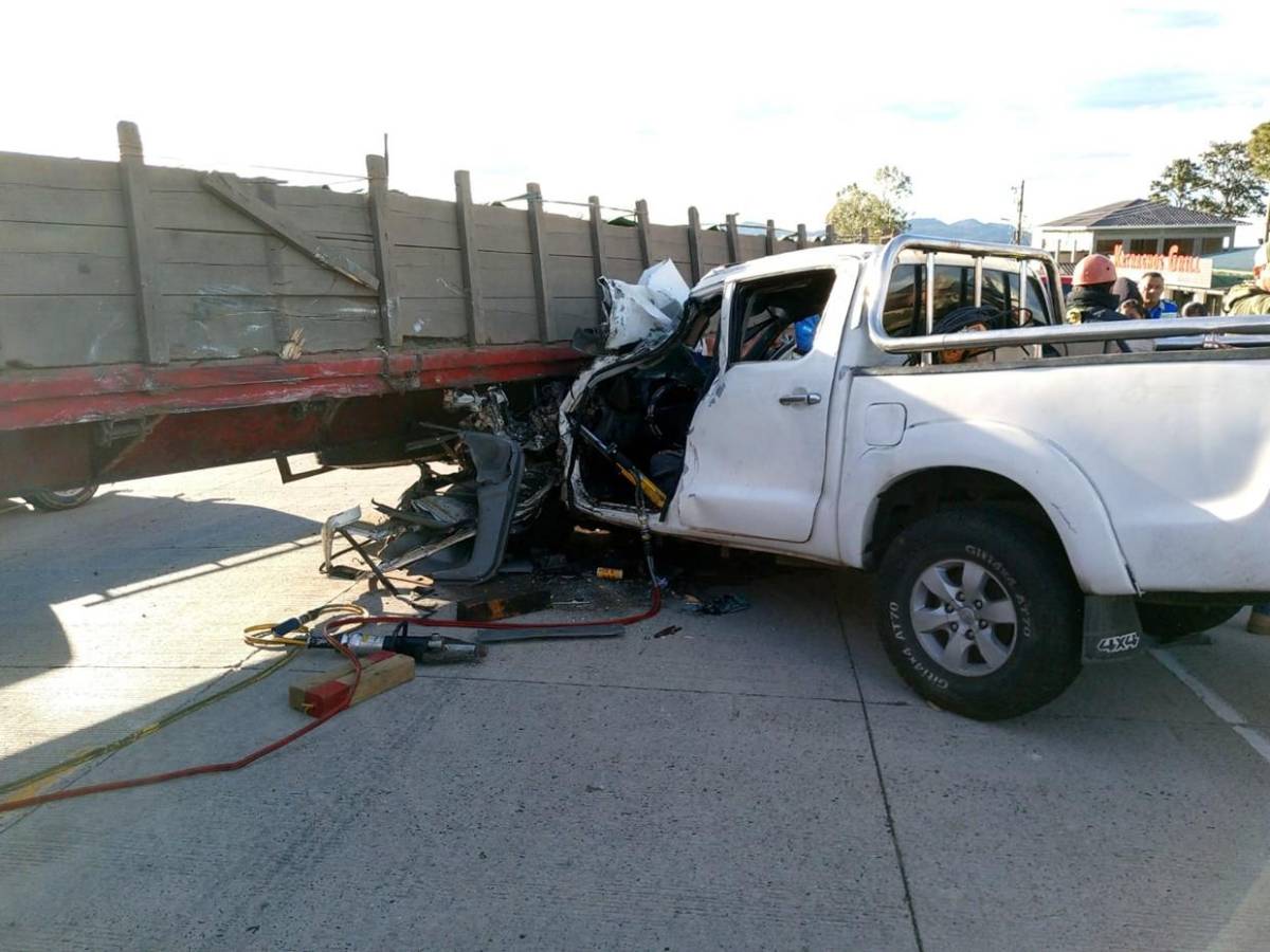 Víctimas atrapadas y fuga de conductor: difícil rescate en carretera al sur