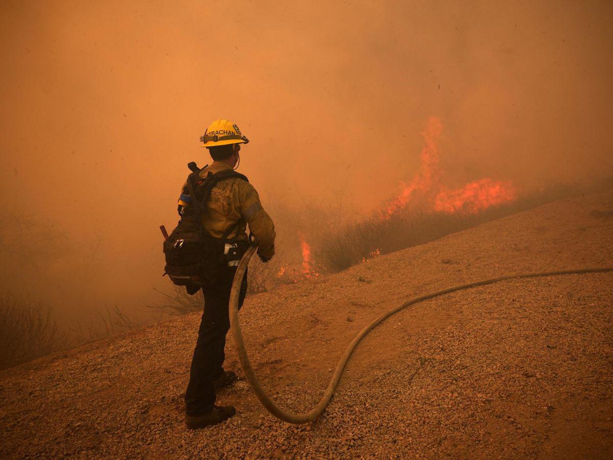 Descontrolado incendio en el noroeste de Los Ángeles consume 10,000 acres