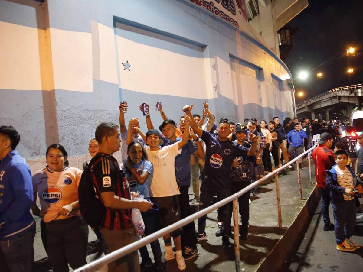 Ambiente final Motagua vs Olimpia: Furor con llegada de las barras y esto pasó con Pedro Troglio