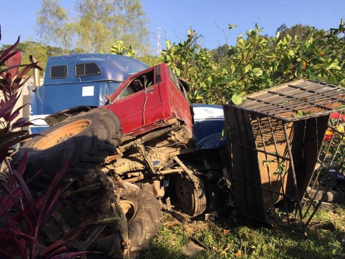 Conductor de rastra resulta ileso tras chocar contra taller mecánico en Arizona, Atlántida