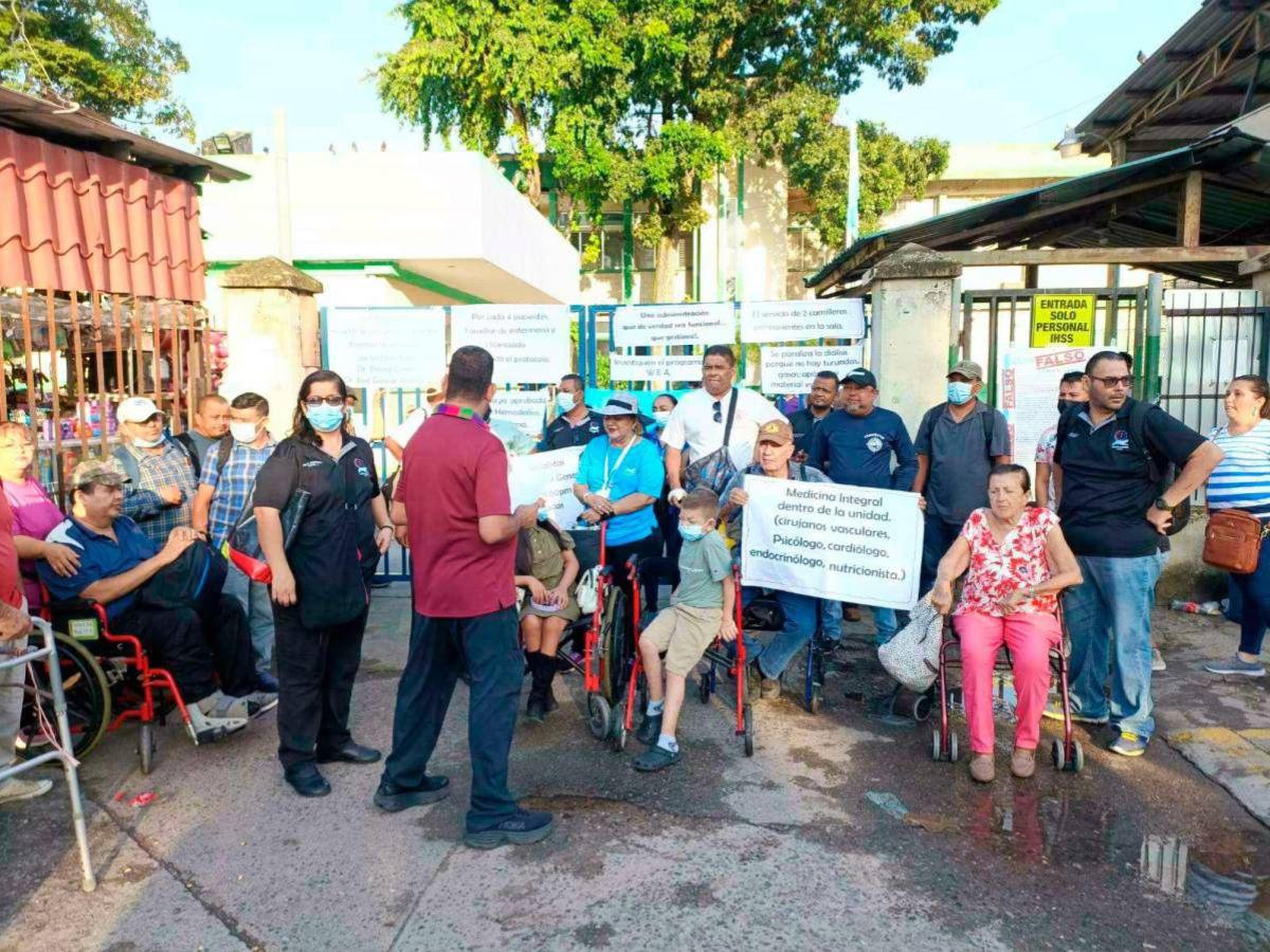 Pacientes renales exigen destitución de director Gaspar Rodríguez por jugoso aumento