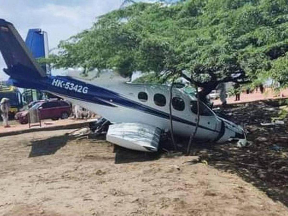 Video: Avioneta se sale de pista y mata a niño que estaba en una playa colombiana