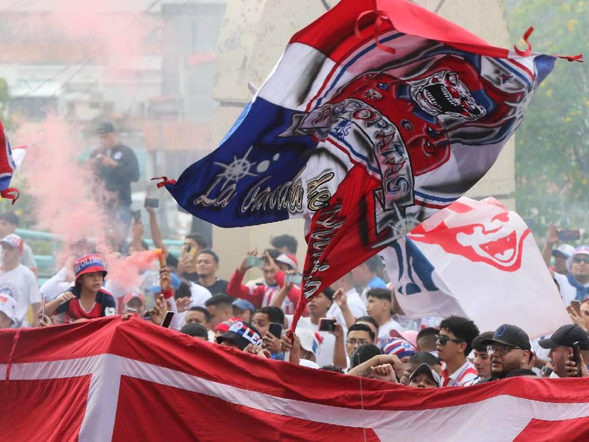 Ultra Fiel se luce en llegada al estadio Nacional para final ante Motagua