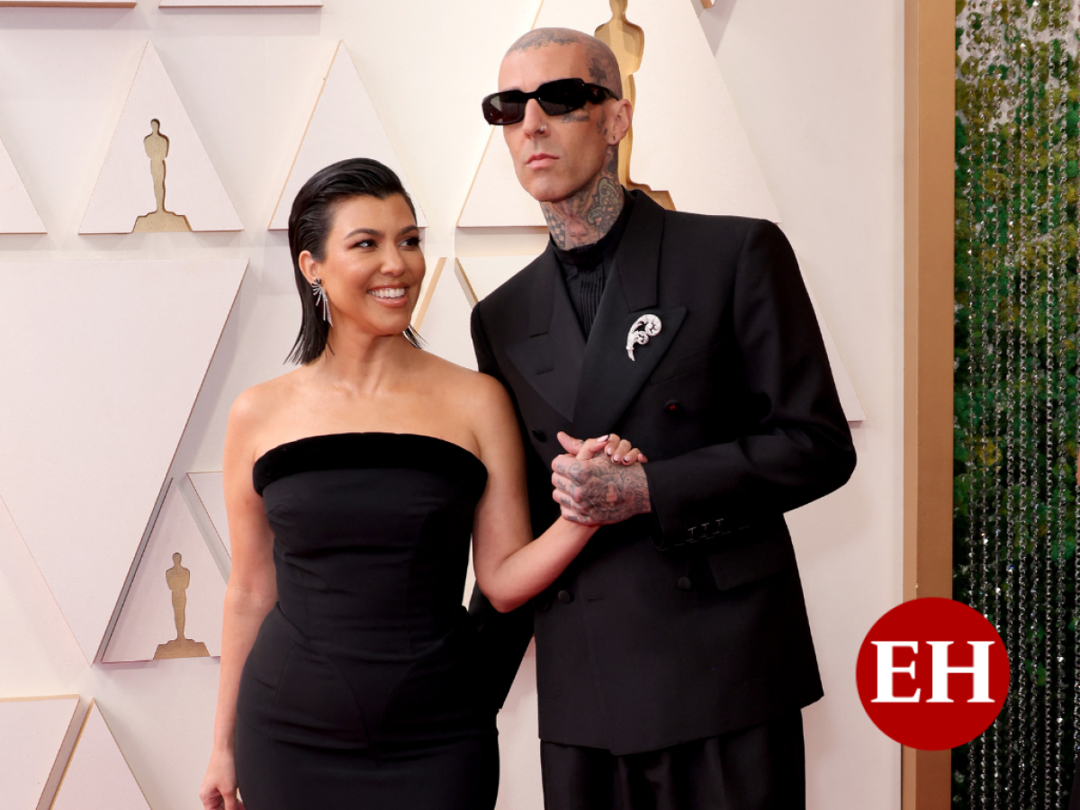 Kourtney Kardashian y Travis Barker se lucen en la alfombra roja de los Oscars