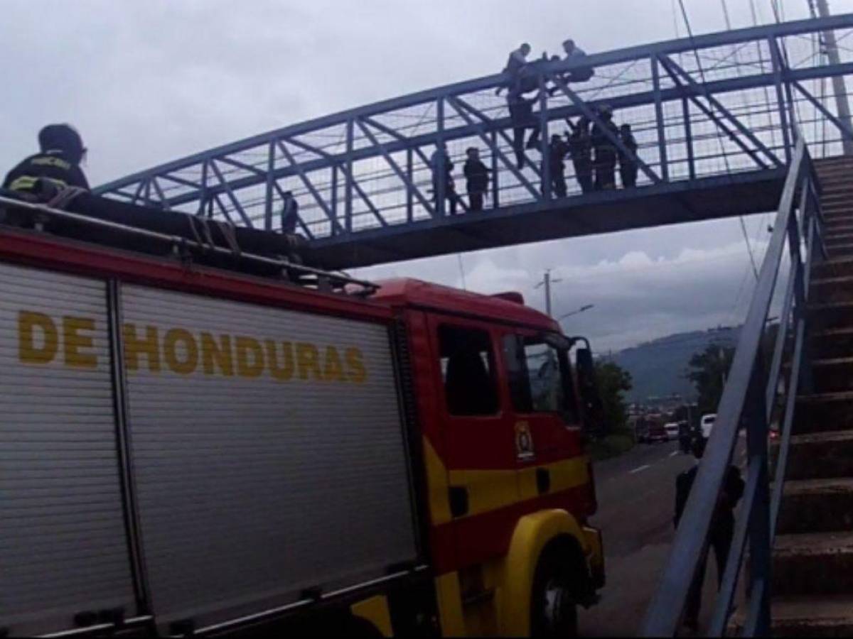 Rescatan a un hombre que intentaba saltar de puente peatonal en la capital