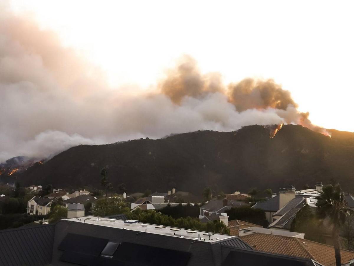 Incendio en Los Ángeles avanza sin control y amenaza a miles a su paso