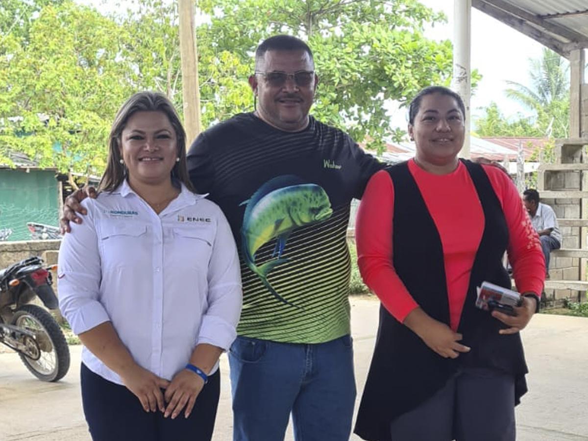 Yadira Álvarez en una de sus visitas a la comunidad de Brus Laguna en la que socializó el proyecto con los habitantes.