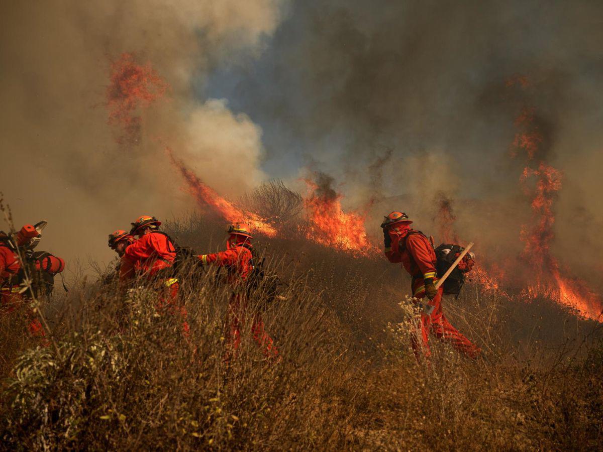 Descontrolado incendio en el noroeste de Los Ángeles consume 10,000 acres