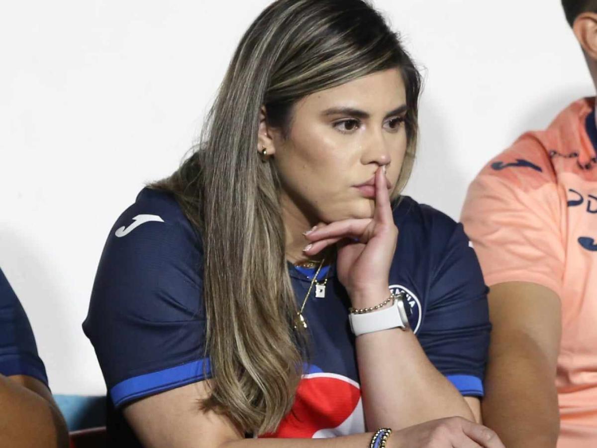 Novia de Auzmendi y lindas chicas derrochan belleza en el Motagua vs Herediano