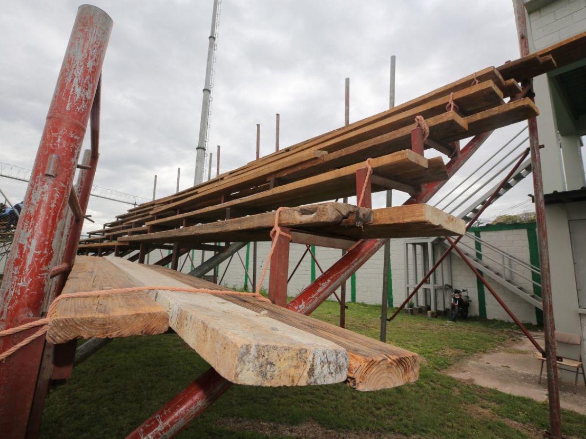 Riesgo: con lazos sostienen gradería de madera en estadio Carlos Miranda previo a la final