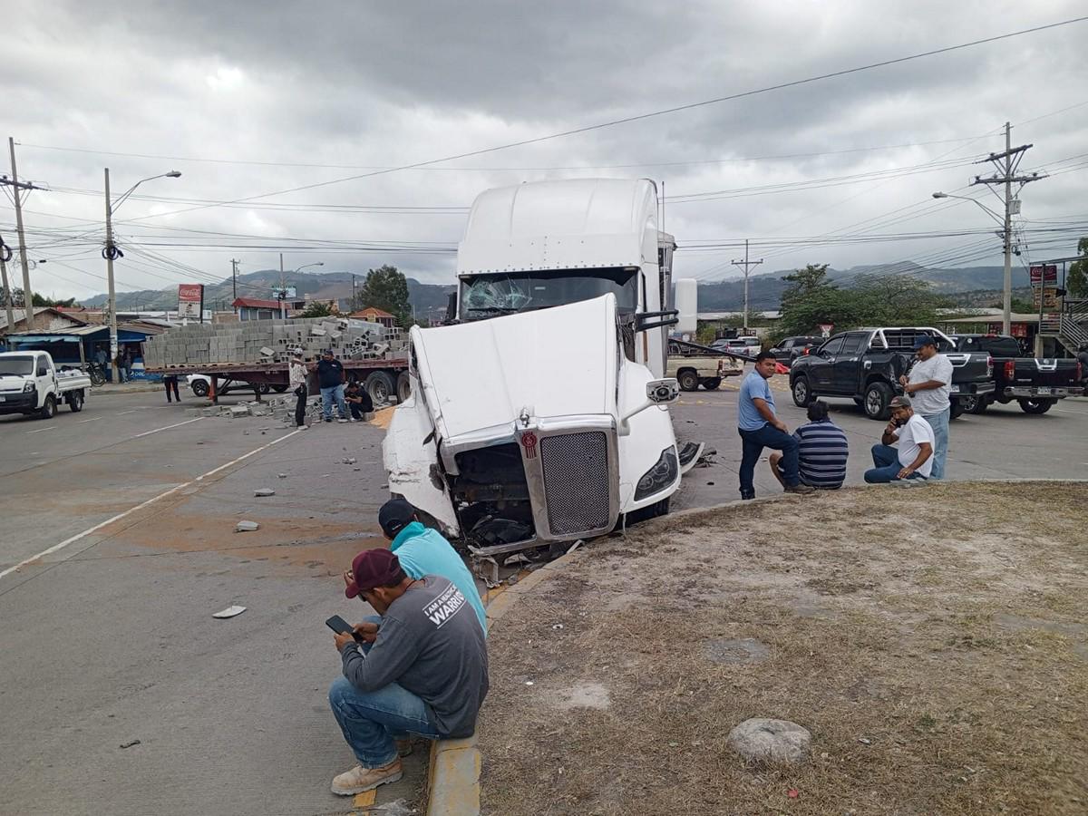 Utilizando grúas de equipo pesado, los carros fueron movilizados para habilitar el paso por esa vía.