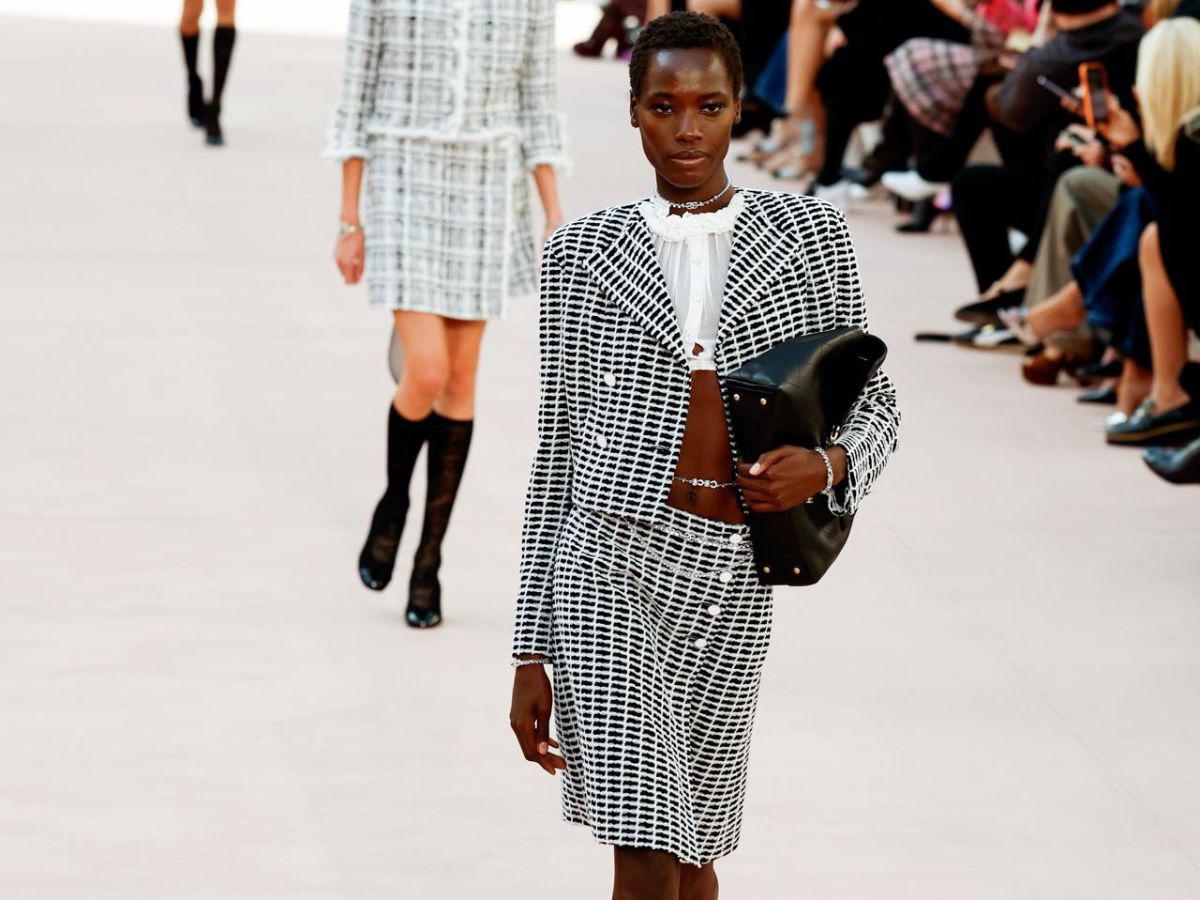 El tweed reina en el desfile de Chanel Primavera-Verano 2025 en el Grand Palais