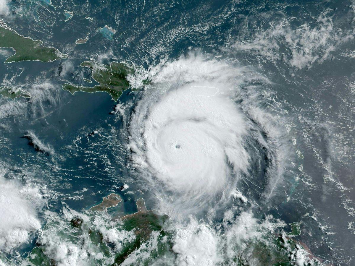 Huracán Beryl se fortalece en el Caribe y sube a categoría 5