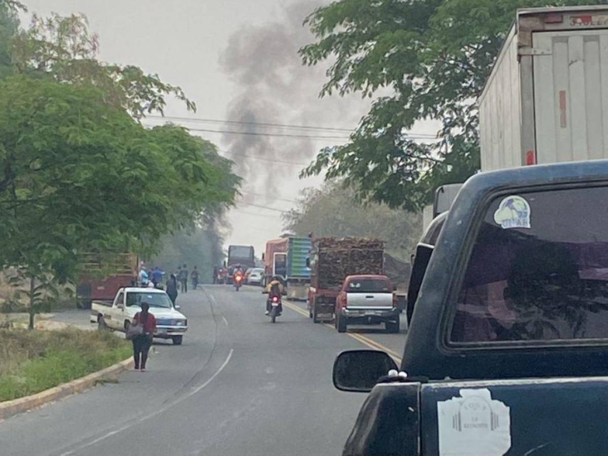 Por falta de agua, vecinos se toman la carretera a Olancho en la capital