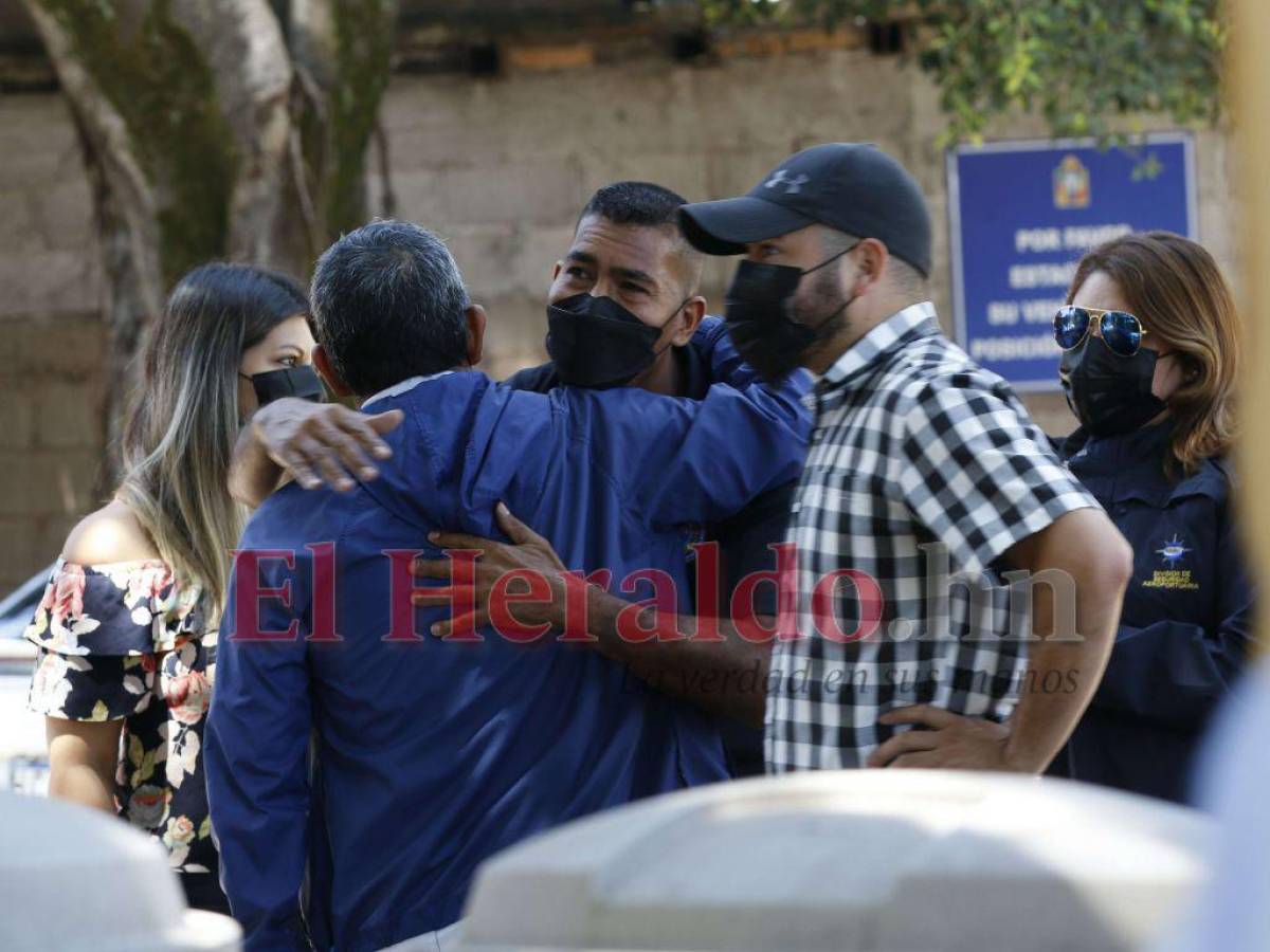 Leonardo Martínez recibe las condolencias por la muerte de su hijo Jairo.