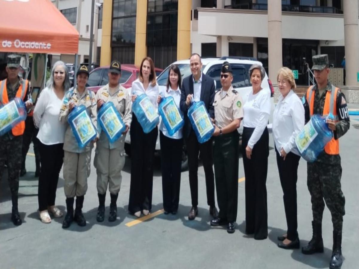 Ejecutivos de Banco de Occidente, del Comité del Hospital San Felipe, representantes de las Fuerzas Armadas y el Cuerpo de Bomberos.