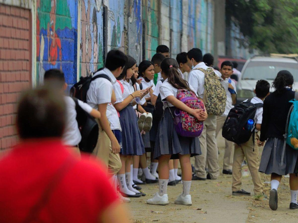 7,500 alumnos desertaron del sistema educativo público a mitad del año