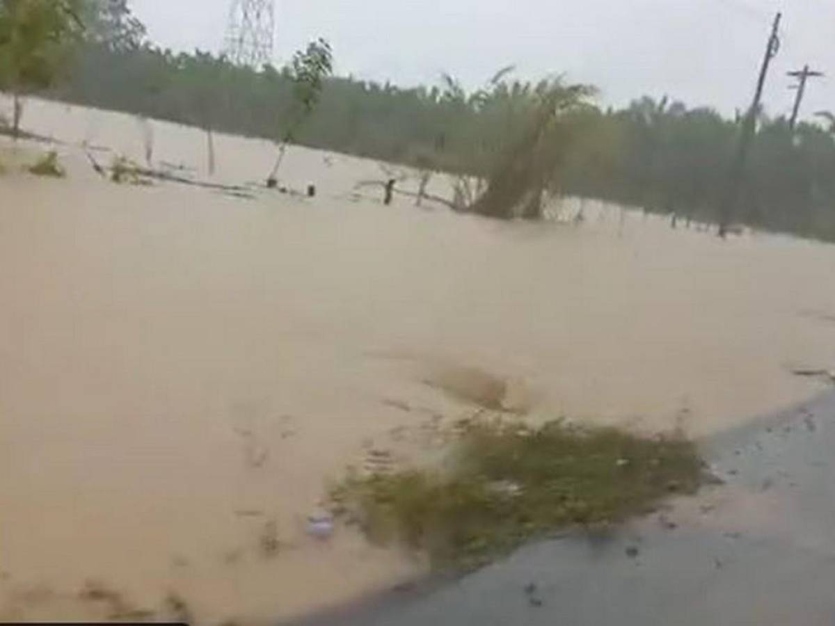 En algunos sectores de Atlántida ya hay desbordamiento.