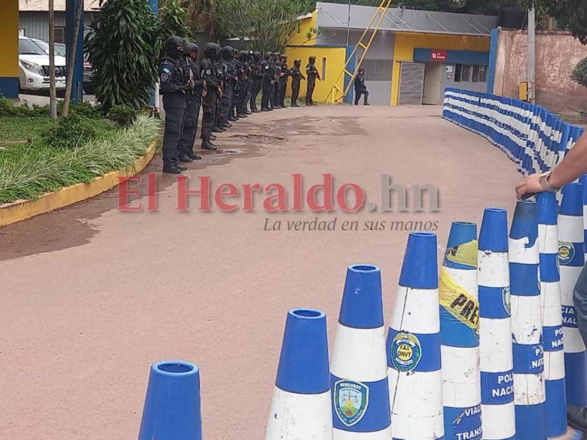 Agentes de las Fuerzas Especiales y miembros de la prensa esperaban la llegada del extraditable.