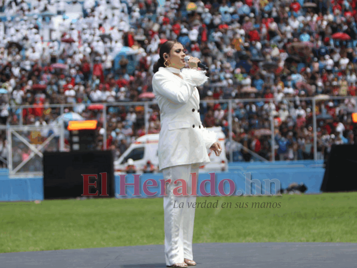 Así entonó Cesia Sáenz el Himno Nacional en los desfiles patrios