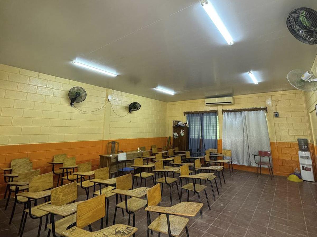 <i>Aula renovada del Centro Educativo Heriberto Castillo, lista para recibir a los estudiantes en un entorno más seguro y moderno.</i>