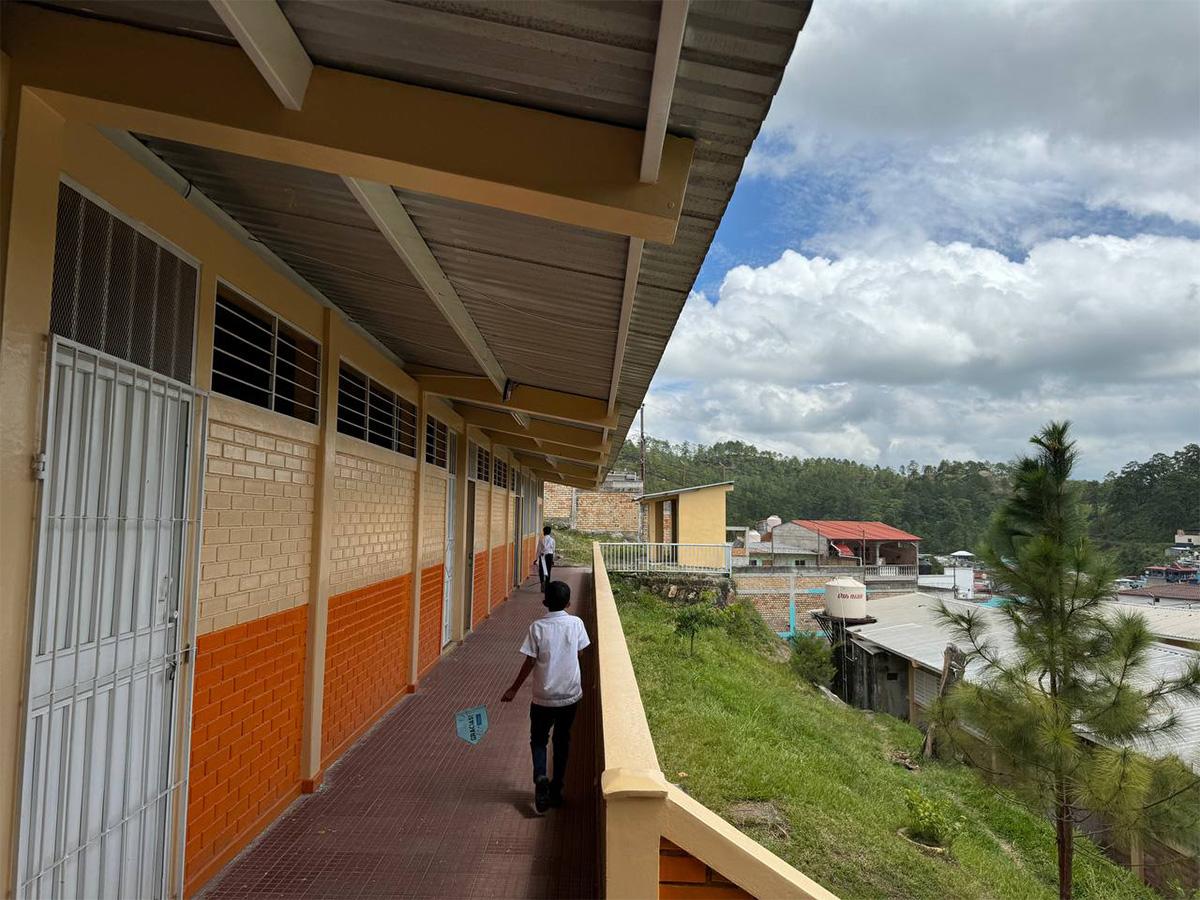 <i>Vista exterior del renovado Centro de Educación Básica José Cecilio del Valle en Santa Rosa de Copán.</i>