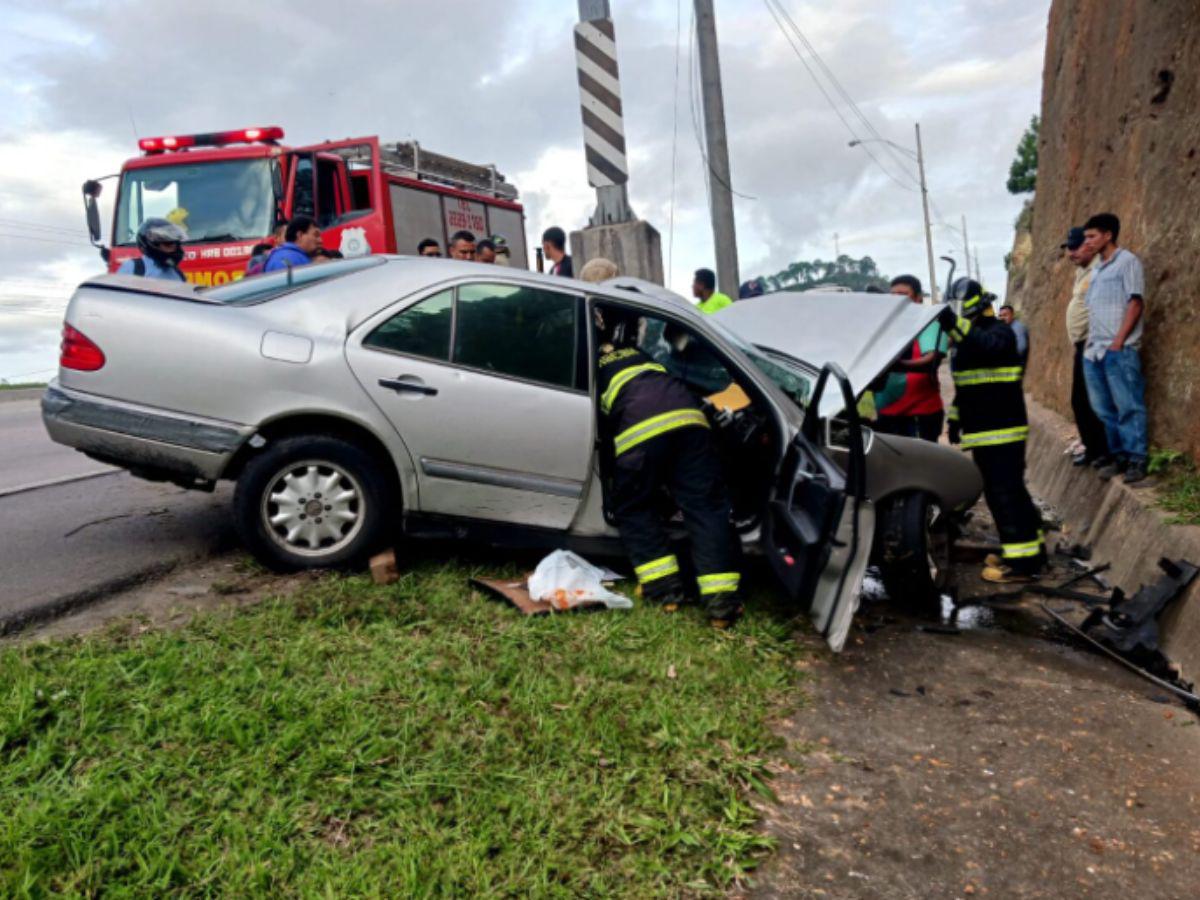 Rescatistas llegaron a la escena del accidente para auxiliar a la víctima, pero lamentablemente ya había fallecido.