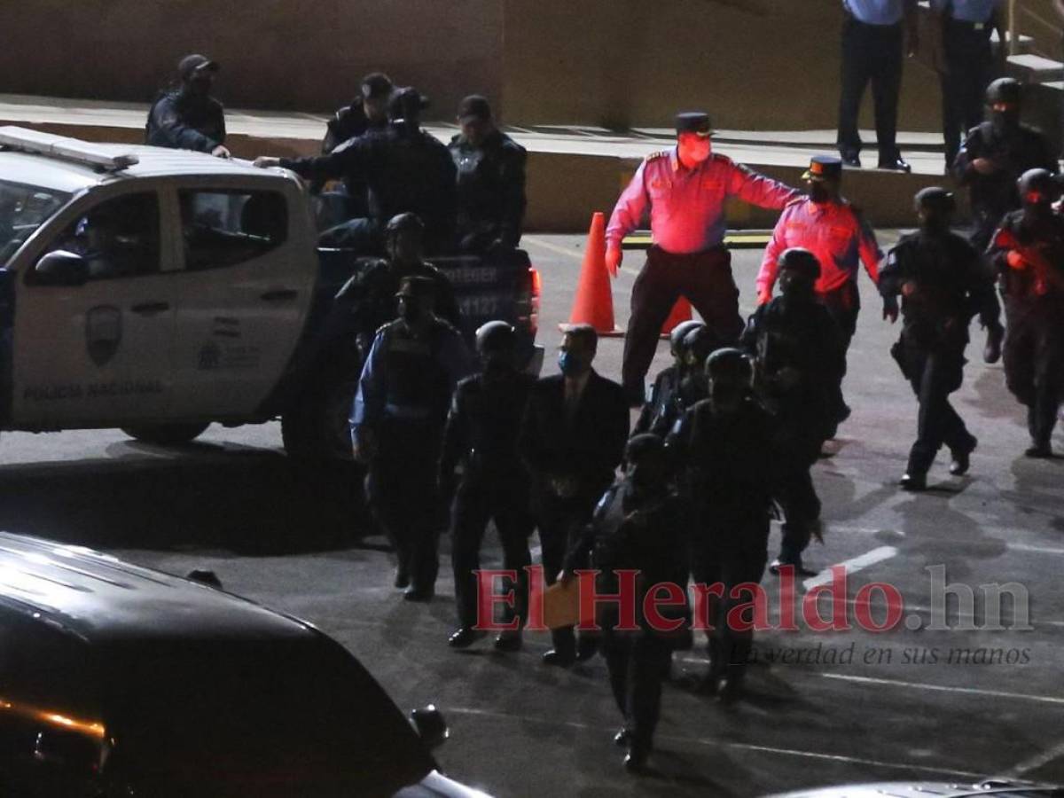 Vestido de traje había acudido a su audiencia de presentación de medios de prueba el exmandatario.