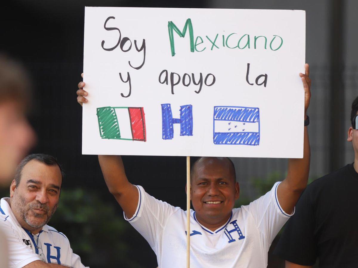 Familia mexicana se pone la camiseta de Honduras en apoyo a la H: “Dios quiera que hoy ganen”