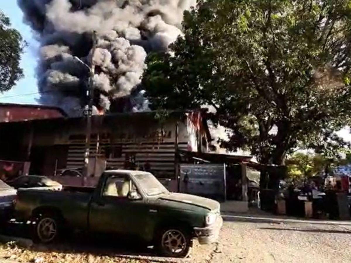 El incendio habría afectado una bodega de plásticos, un taller mecánico y un taller de reparación de electrodomésticos.