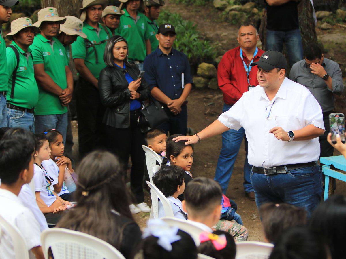 Héroes del ambiente conocen los viveros de la Alcaldía Municipal