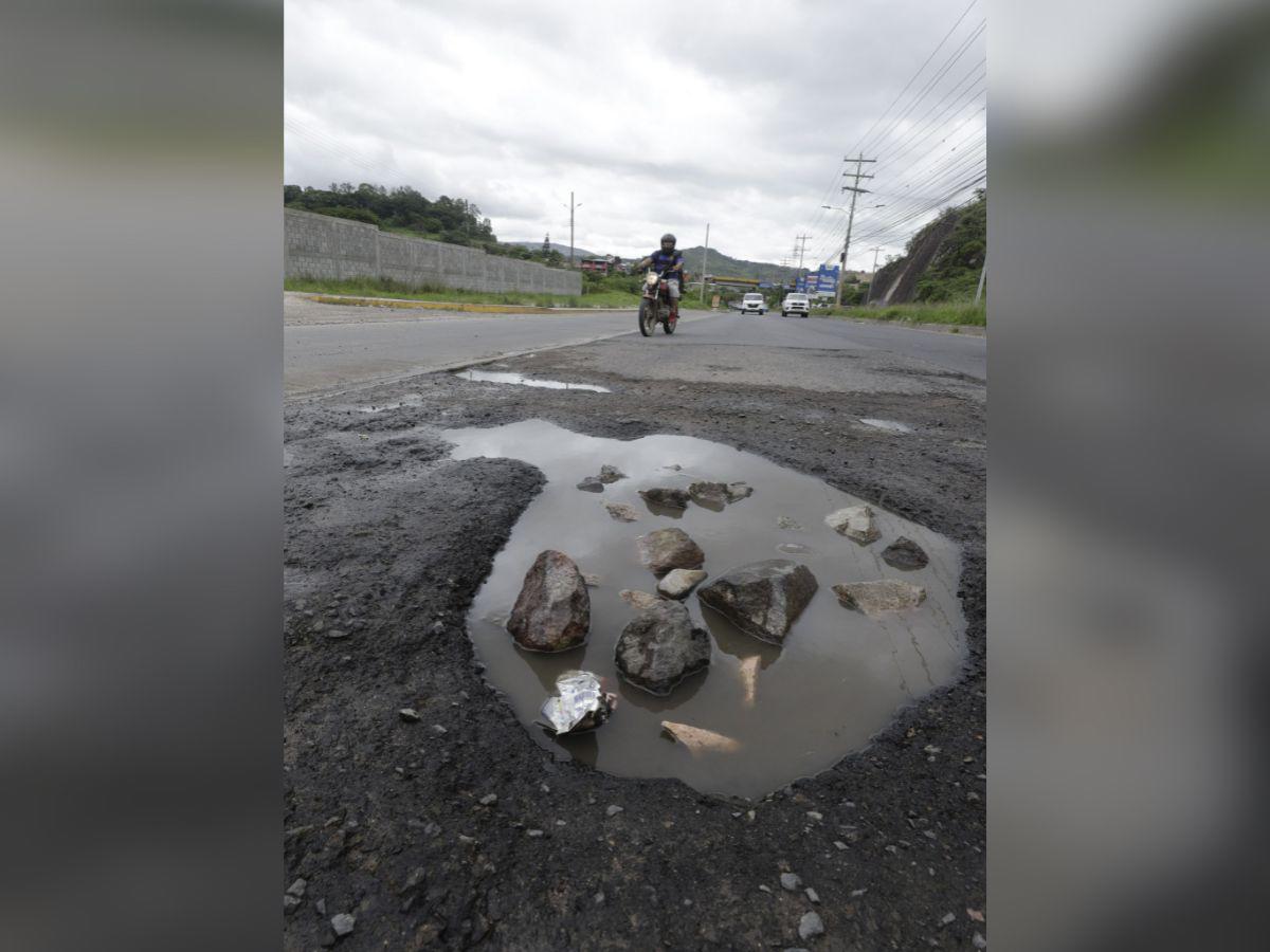 Sobre ‘cráteres’ y en tinieblas transitan motociclistas por algunas zonas de Honduras