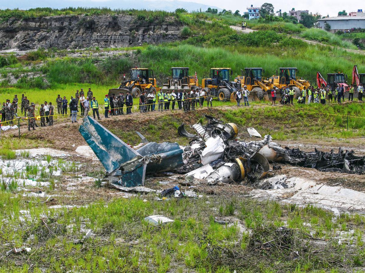 Mueren 18 personas tras estrellarse avión en Katmandú; solo el piloto sobrevivió