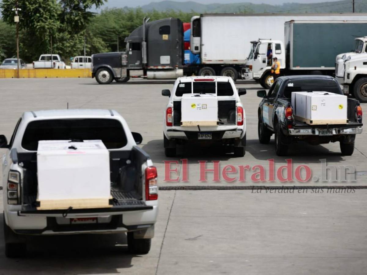 Momento en que el último vehículo se enfilo junto a los otros luego de retirar del hangar el cuerpo de Fernando, la víctimas más joven del grupo.