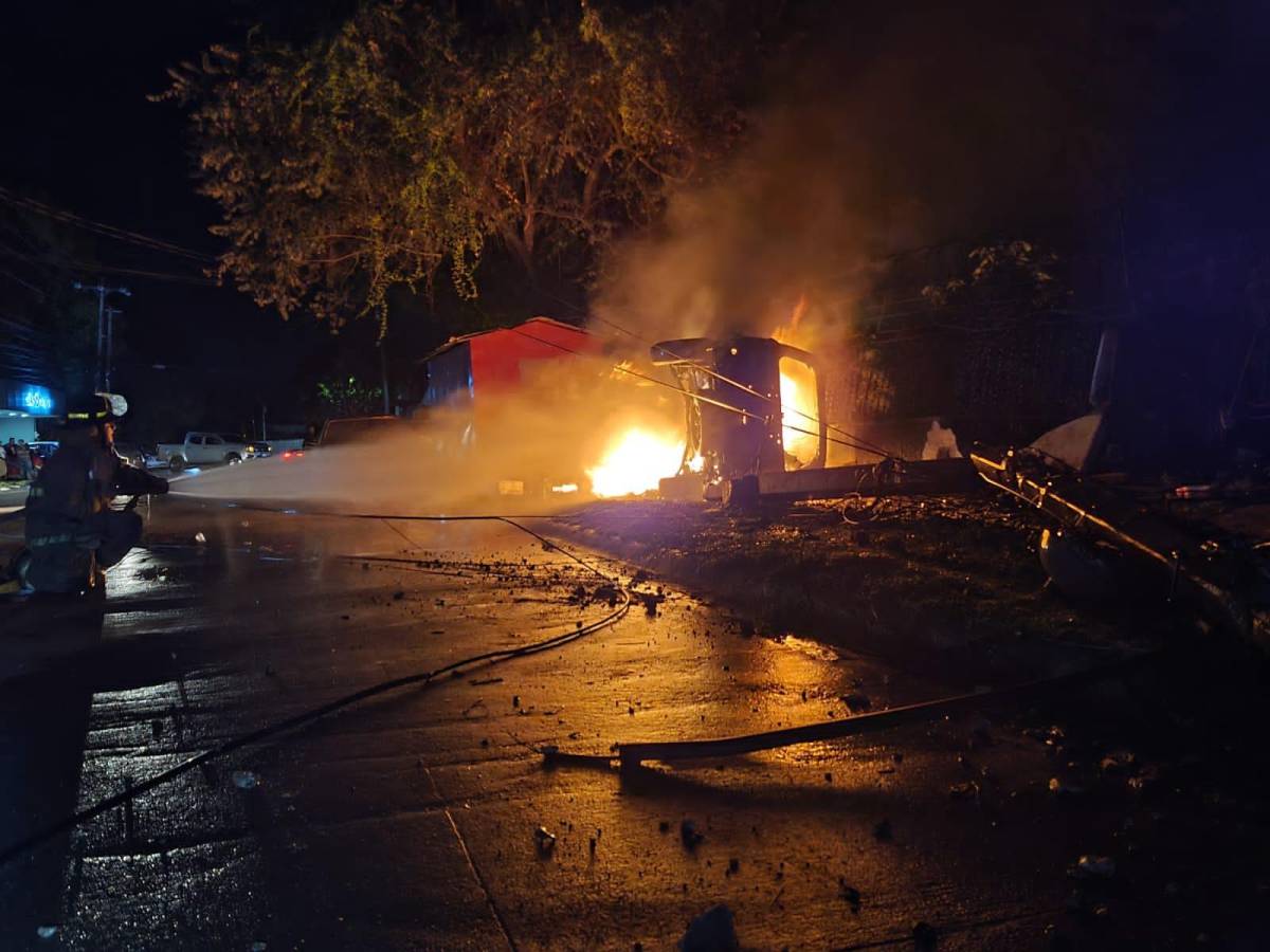 Momento en que el fuego en el vehículo era sofocado por elementos del cuerpo de Bomberos.