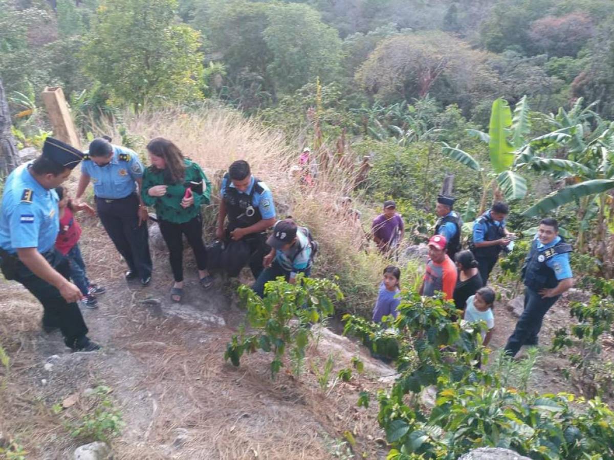 Momento en que las autoridades procedían a realizar el rescate de las pequeñas.